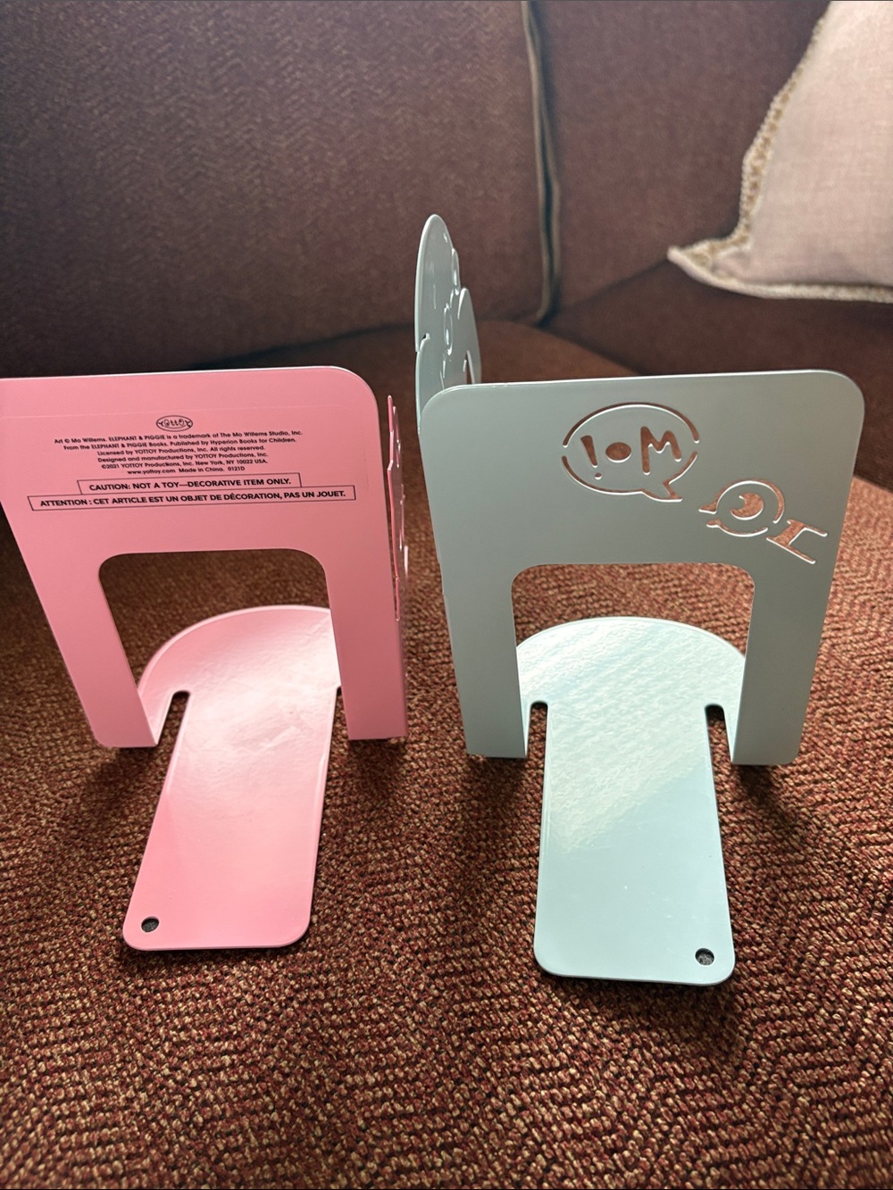 YOTTOY Mo Willems Collection | Elephant & Piggie Set of Durable Metal Bookends - Picture 6 of 7